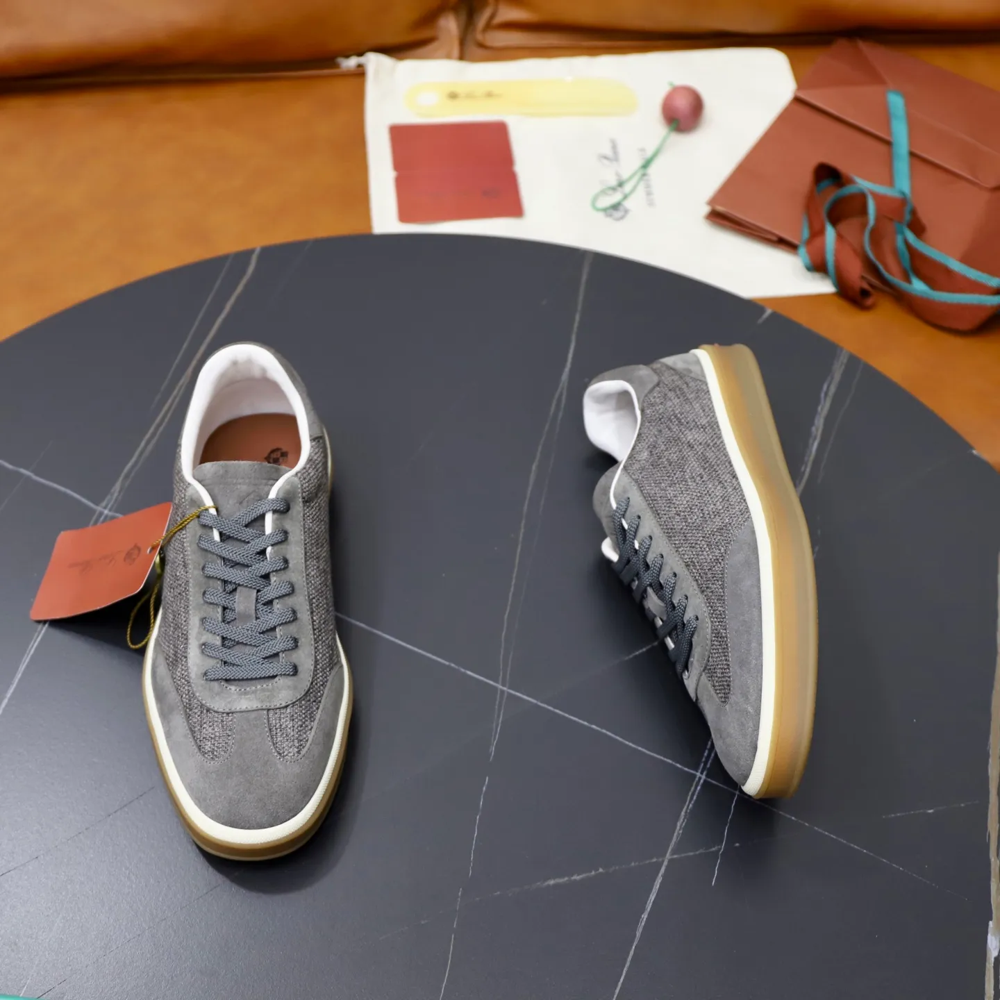 Ex-factory price: 540💰Loro Riana men’s moral training sneakers! Made from high-quality materials and designed in a low-cut silhouette, it offers an elegant and stylish look that's suitable for year-round wear. The unique double-layer sole aesthetic design, caramel cup-shaped outsole is decorated with off-white rubber trim, creating an attractive color combination. Pair with tailored pieces or jeans for a sophisticated yet casual look. The heel is decorated with soft cow leather tongue with Kummel color inserts and cotton laces with embossed LP logo. Upper: cow split suede stitching knitted fabric. Lining: original thickened soft sheepskin. Size: 38-39-40-41-42-43-44 (customized in 45.46)